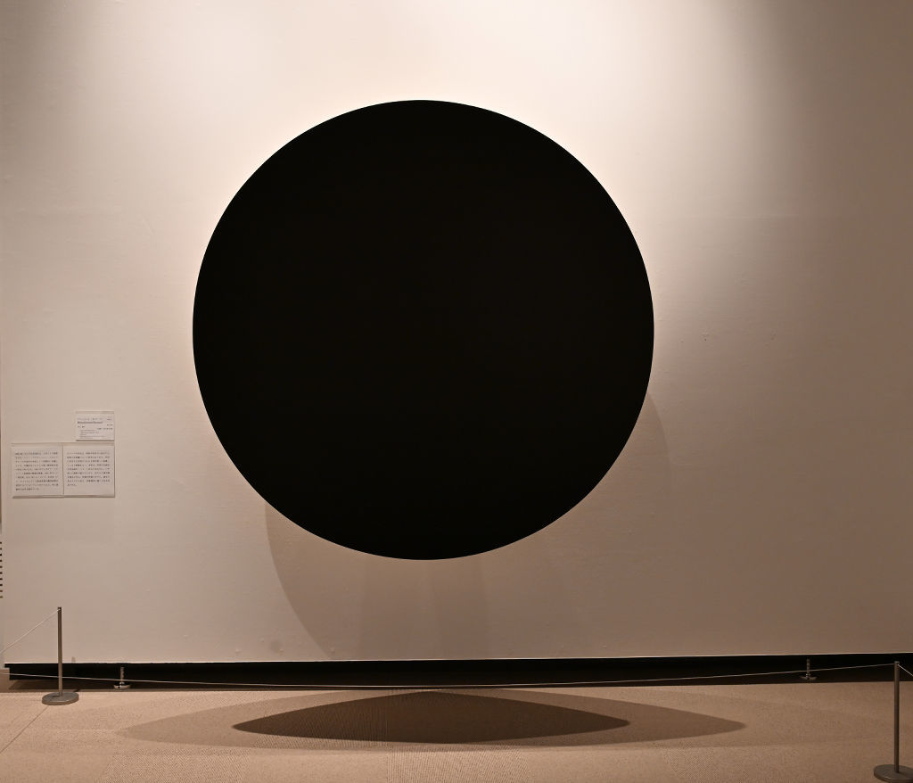 インド出身のアニッシュ・カプーアさんは作品を通じて異空間を創出する。おわん状の「Ｍｏｎｏｃｈｒｏｍｅ（Ｇａｒｎｅｔ）」（２０１５年）はつや消し塗料で真っ黒に塗られ、見る者の遠近感を混乱させる