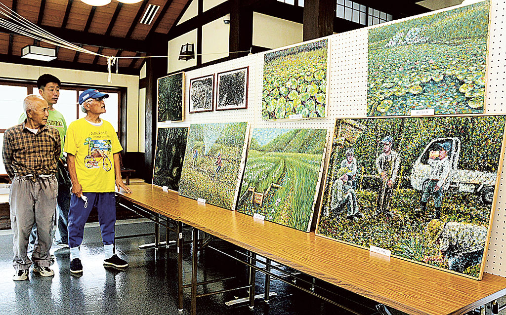 ビオトープ整備の様子を記録した絵画が並ぶ作品展＝湖西市のおんやど白須賀