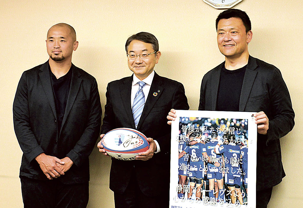 中野市長（中央）にシーズン結果を報告した山谷社長（右）と矢富選手＝浜松市役所