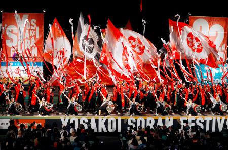 「第３２回ＹＯＳＡＫＯＩソーラン祭り」で大賞に選ばれた「ＲＥＤＡ舞神楽」の演舞＝１１日夜、札幌市