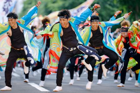 「第３２回ＹＯＳＡＫＯＩソーラン祭り」で演舞を披露する踊り子＝１１日午後、札幌市
