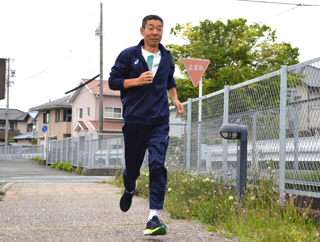 今春までに、４７都道府県全てのマラソン大会での入賞を果たした北沢さん。新たな“ゴール”に向けて走り続けている＝４月下旬、磐田市立野