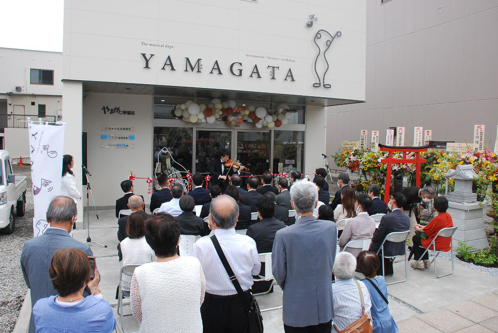 新店舗で営業を再開したやまがた楽器店＝三島市本町