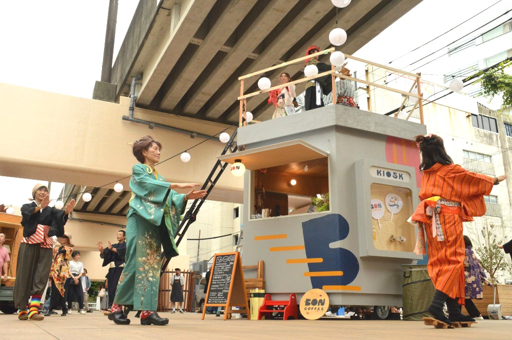 新川モールにオープンした常設のコーヒースタンド「ボン・コーヒー」。オープニングパーティーとして盆踊りが行われた＝浜松市中区