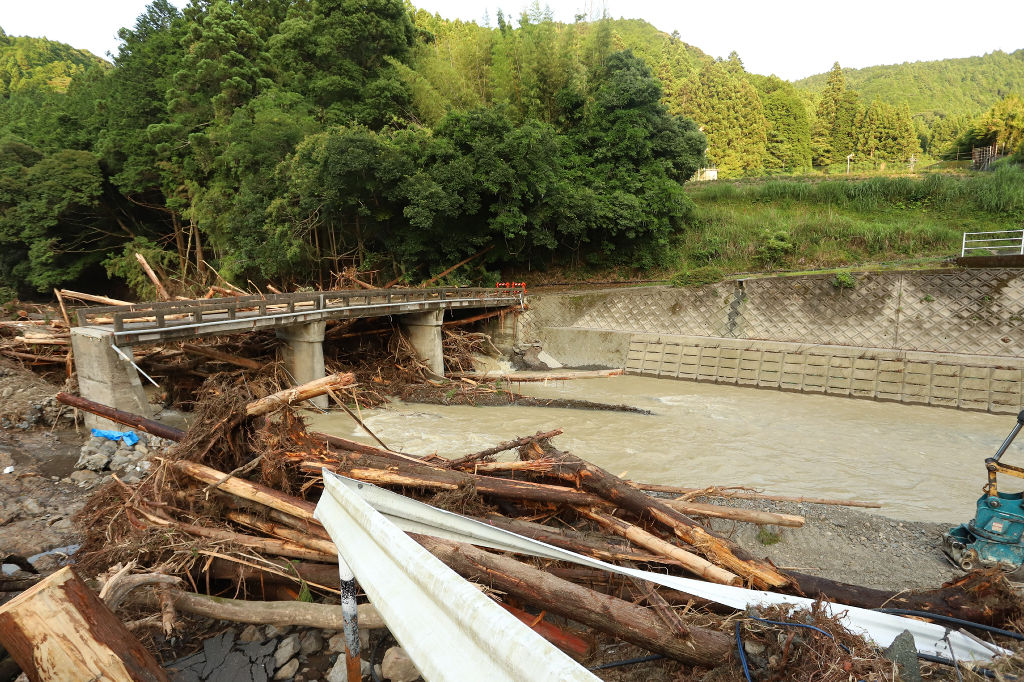 台風により橋に流木が堆積する吉川＝１３日午後、森町内