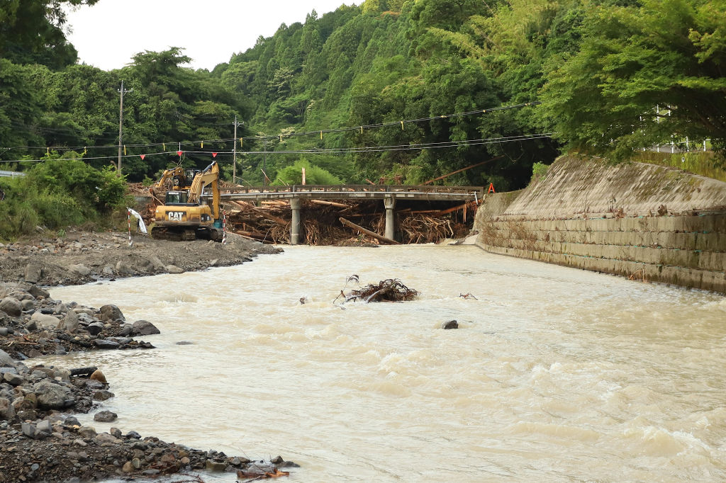 台風による豪雨で濁りが生じている吉川＝１３日午後、森町内