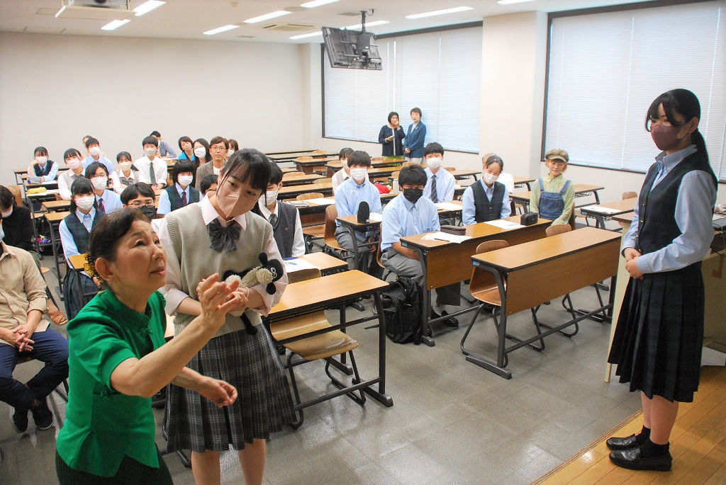認知症の可能性がある高齢者への声掛け方法を学ぶ生徒たち＝日本大学三島校舎