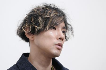 インタビューに答える橋田康さん＝５月１９日