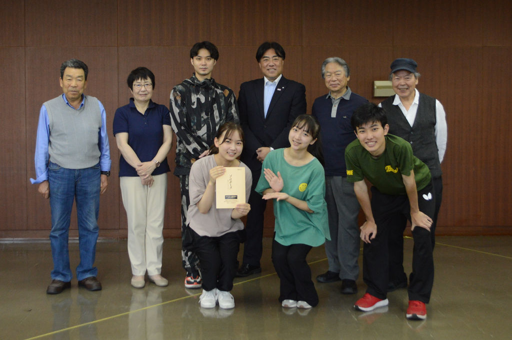 磯村勇斗さん（上段左から３人目）と稽古に参加するメンバー。頼重秀一市長（同４人目）が激励に訪れた＝１０日午後、沼津市内