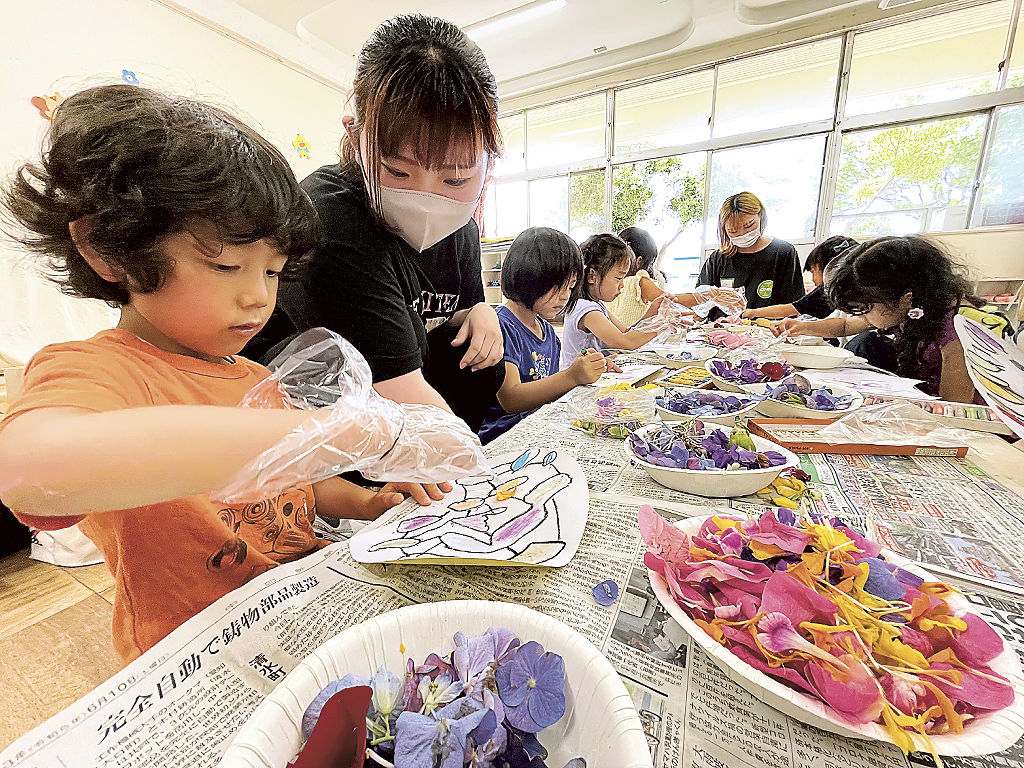 園児に花を使った作品づくりを紹介する学生＝静岡市葵区