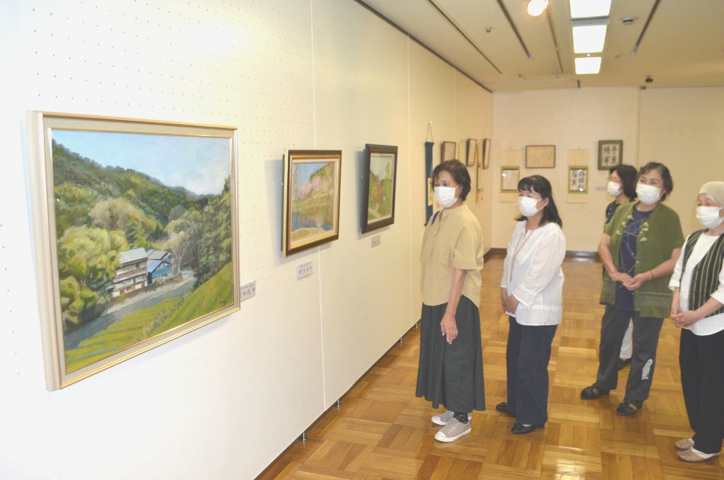 油彩画などが並ぶ作品展＝静岡市役所市民ギャラリー