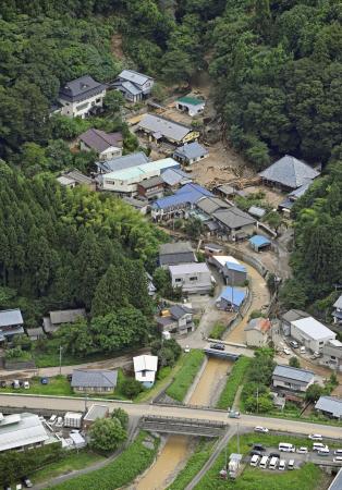 大雨の影響で被害を受けた新潟県関川村の集落＝２０２２年８月５日