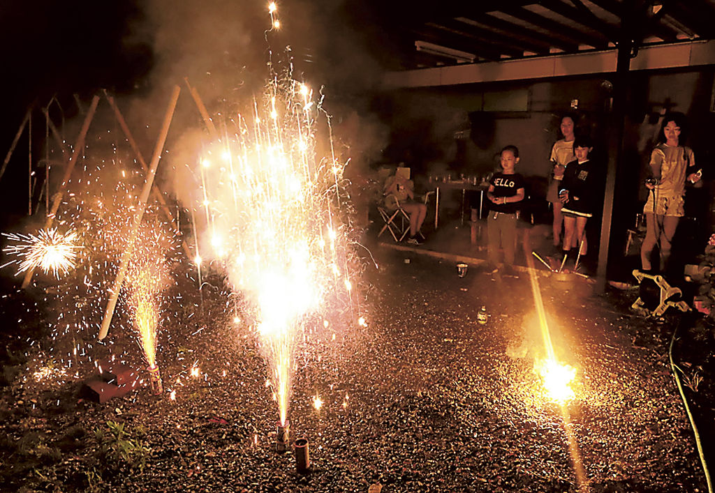 噴き出し花火や爆竹など、さまざまな花火で盛り上がった「ぎおん」＝浜松市天竜区水窪町