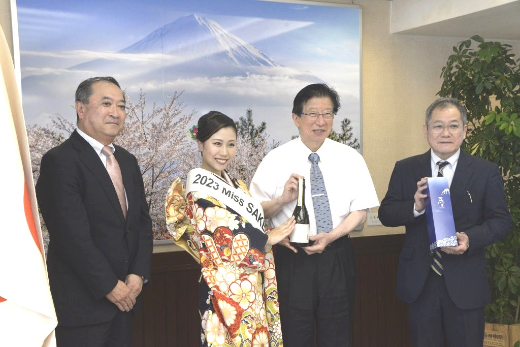 令和誉富士から造る日本酒の魅力を紹介した望月正隆会長（右端）と古橋花菜さん（左から２人目）＝１４日、県庁
