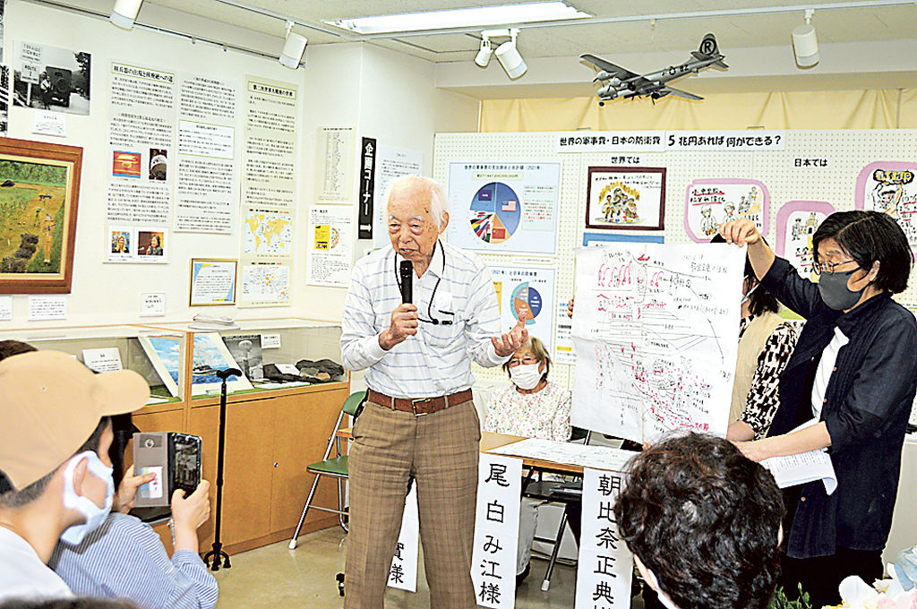 静岡空襲の当時の様子を説明する小長谷さん（中央）＝静岡市葵区の静岡平和資料センター