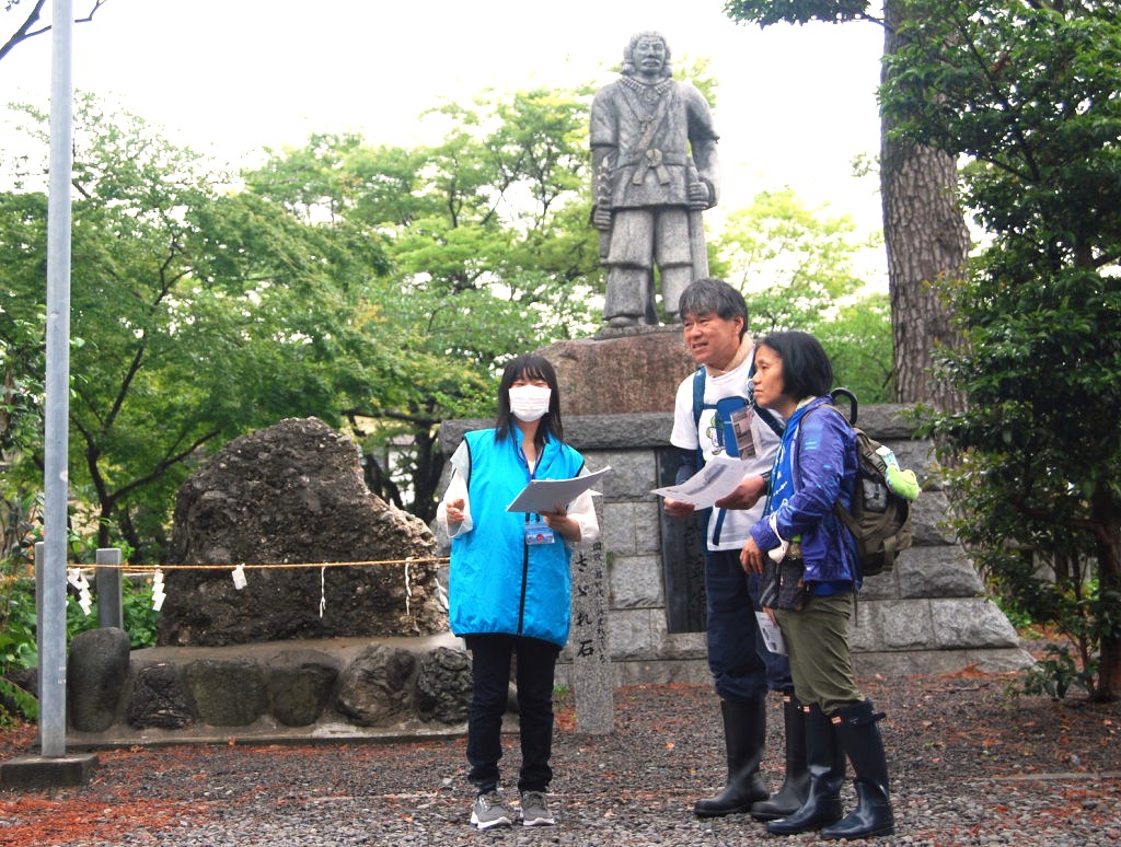 観光ボランティアガイドとしてデビューした山口紗桜さん（左）＝５月、焼津市の焼津神社