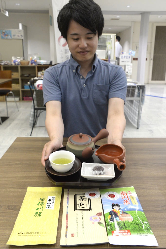 茶と和菓子の呈茶セットのイメージ。リーフ茶も販売されている＝県庁