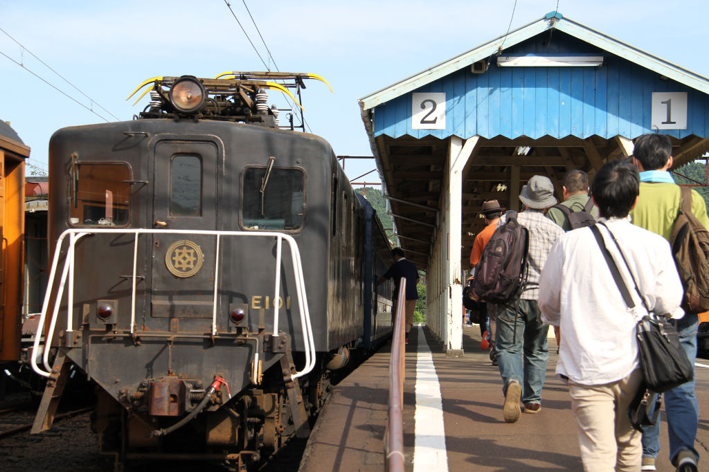 期間限定運行を開始した電気機関車が旧型客車をけん引する「客車列車」＝大井川鉄道新金谷駅