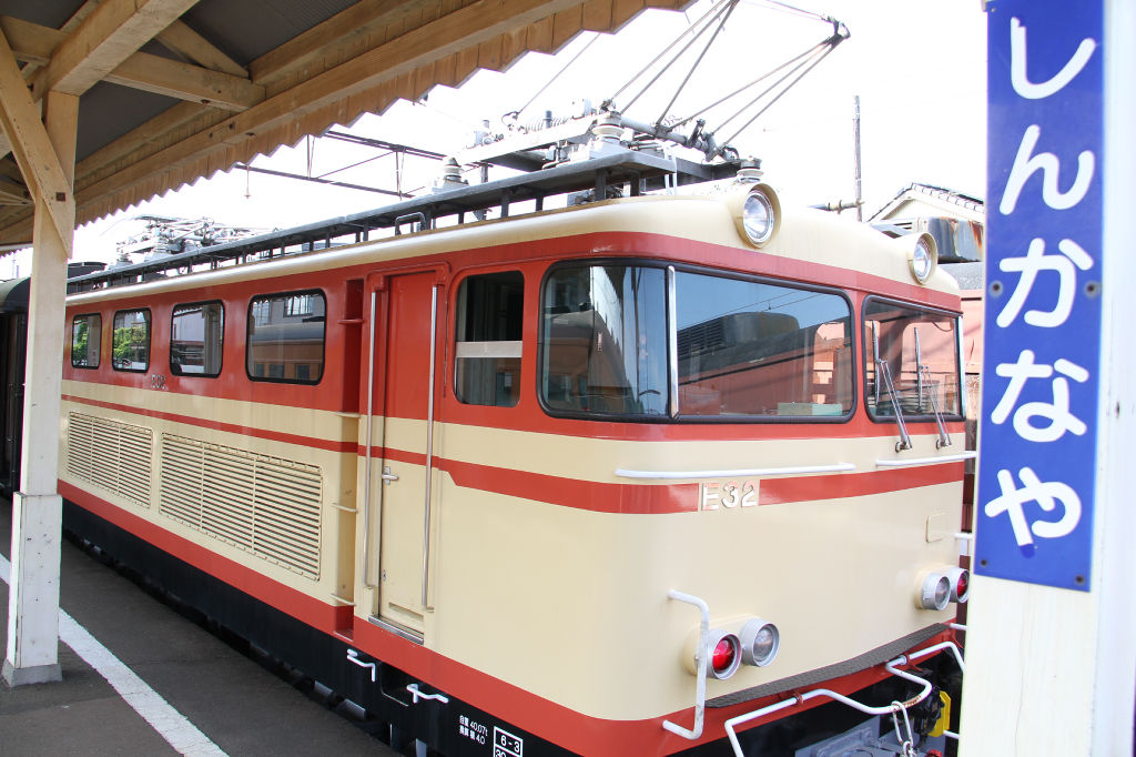 重々しいモーター音を体感できる電気機関車＝大井川鉄道新金谷駅