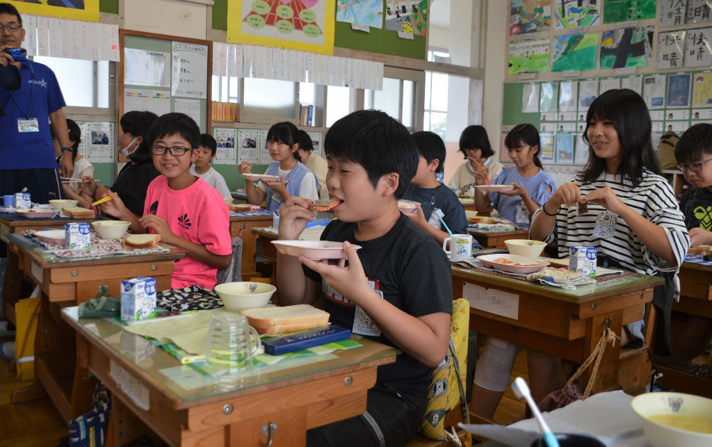 幸えびを使った給食を味わう児童＝磐田市富士見町の富士見小（写真の一部を加工しています）