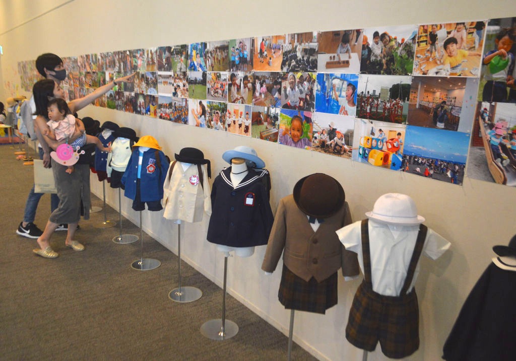 私立幼稚園についての展示を見る親子連れ＝静岡市清水区のマリナート