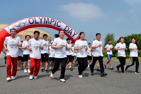 「オリンピックデー」に開催された記念のジョギング大会＝２３日、平壌（共同）