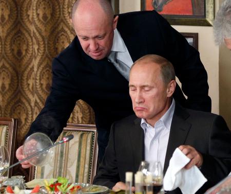 モスクワ郊外にある自身のレストランで、プーチン・ロシア首相（当時、右）に給仕をするプリゴジン氏＝２０１１年１１月（ＡＰ＝共同）