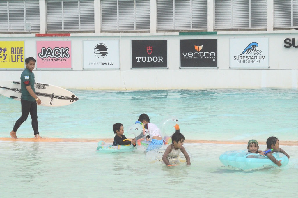 水遊びを楽しむ地元園児ら＝牧之原市の静波サーフスタジアム