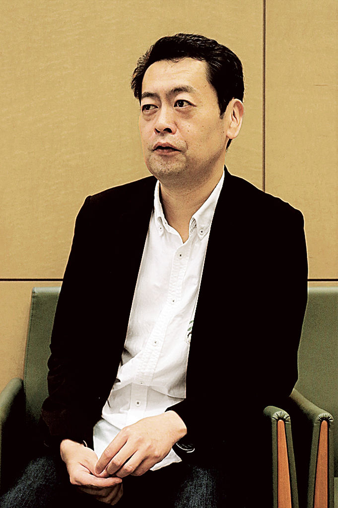 新作では卓球を題材にした横関大さん。「ユーチューブ動画で一生懸命勉強した」という＝５月下旬、東京都文京区の講談社