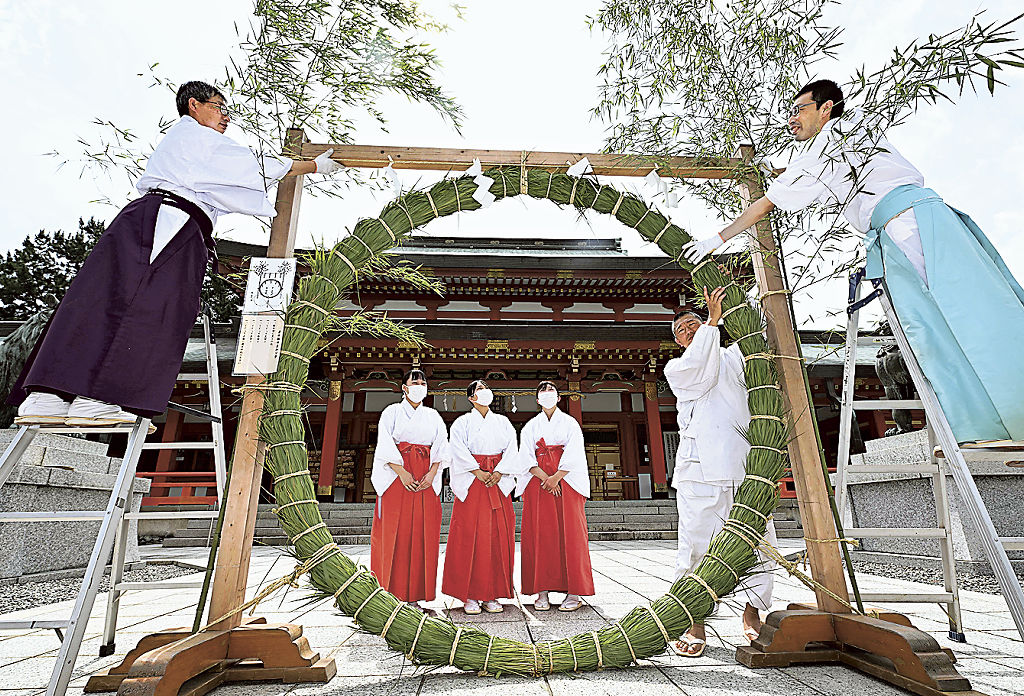 拝殿前に設置された茅の輪＝浜松市中区の五社神社