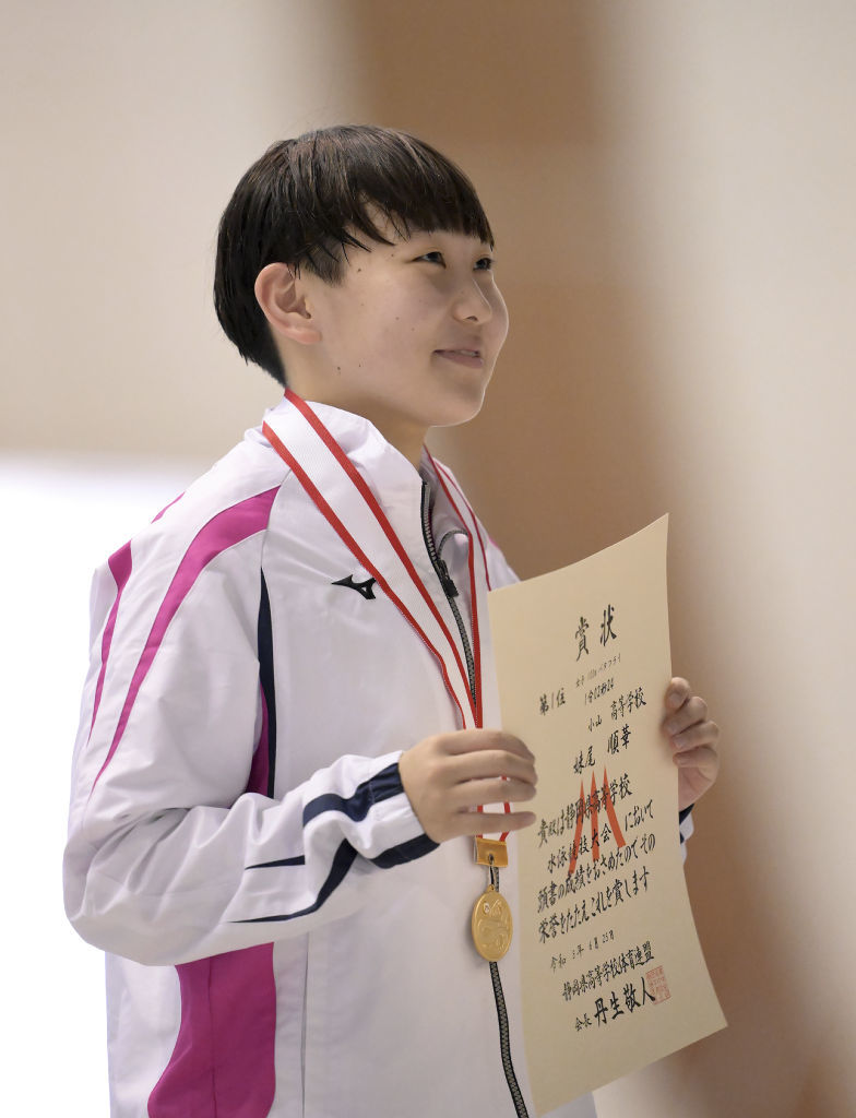 女子１００メートルバタフライ決勝１分０２秒２４で優勝した妹尾順華＝県富士水泳場