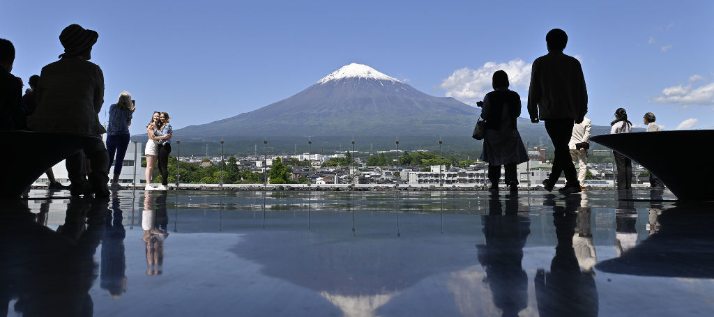 県富士山世界遺産センターから望む雄大な富士山＝５月下旬、富士宮市