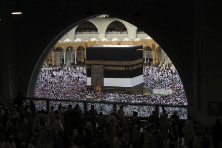 ２６日、サウジアラビア・メッカでカーバ神殿の周りを歩く巡礼者たち（ＡＰ＝共同）