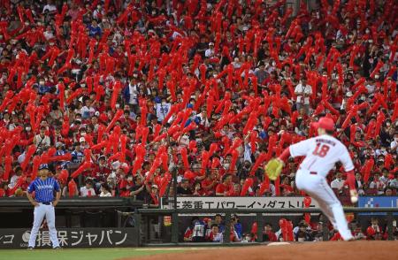 プロ野球広島―ＤｅＮＡ戦で、４シーズンぶりに復活した「ジェット風船」を手にするファン＝２８日、広島市のマツダスタジアム
