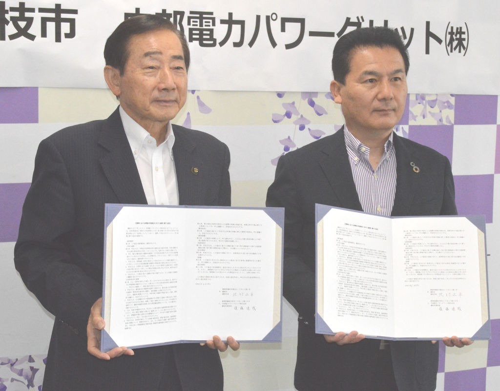 協定書に署名した北村市長（左）と遠藤所長＝藤枝市役所