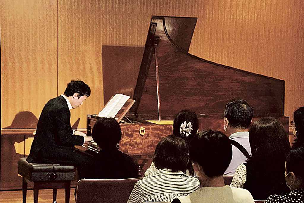 １９世紀のフォルテピアノの音色を響かせる川口さん＝浜松市中区の市楽器博物館