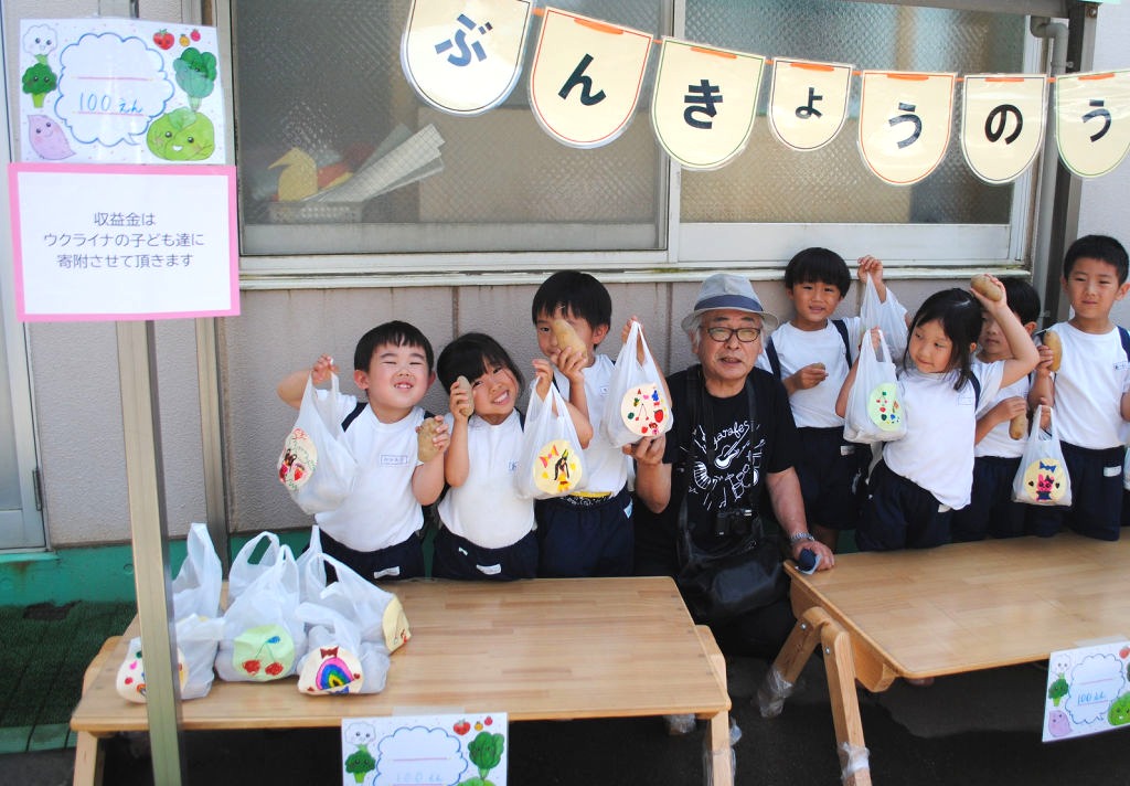地域住民にジャガイモを販売する園児＝浜松市中区の日本文教幼稚園