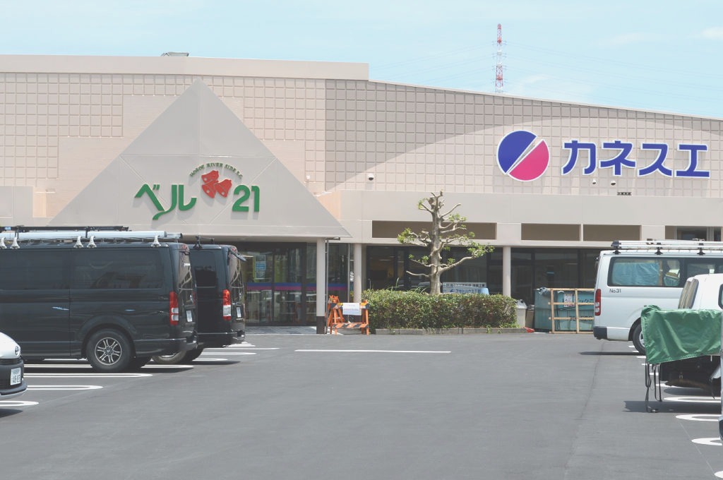 食品スーパーのカネスエがオープンするショッピングセンター「ベル２１」＝２９日午後、浜松市北区細江町