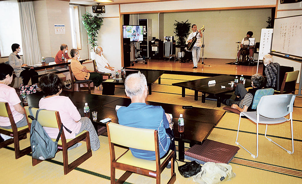 歌謡ショーを楽しむ昨年９月の台風１５号の被災者ら＝静岡市清水区のはーとぴあ清水
