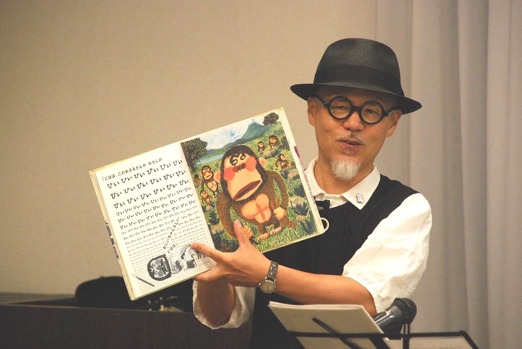 絵本ライブで読み聞かせする長谷川義史さん＝１日午前、三島市の佐野美術館