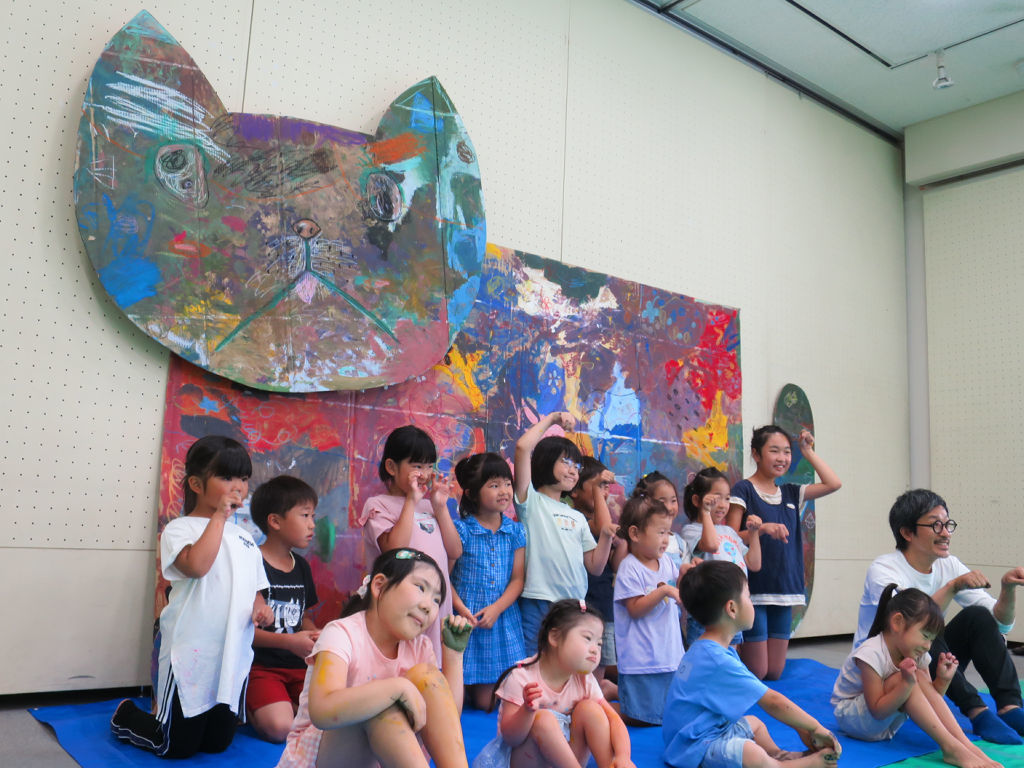子どもたちが作り上げた巨大なネコの作品＝磐田市見付の市立中央図書館