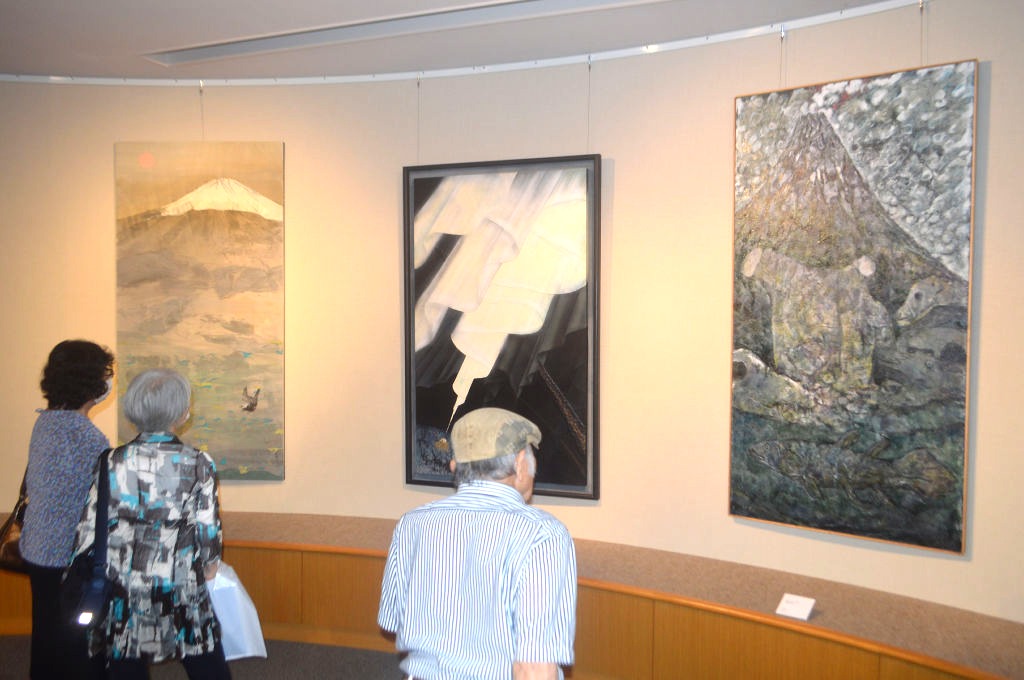 展示されている富士山をテーマにした作品群＝静岡市清水区のフェルケール博物館
