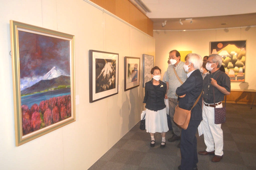 内覧会で富士山をテーマにした作品群を鑑賞する関係者＝静岡市清水区のフェルケール博物館