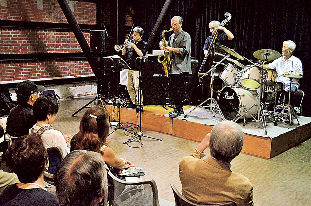 ジャズの名曲を披露する鈴木さん（右端）ら＝湖西市鷲津の浜名湖れんが館
