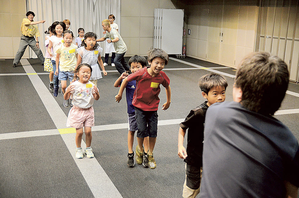 長縄跳びの演技に挑戦する子どもたち＝浜松市中区の浜松科学館（画像の一部を加工しています）