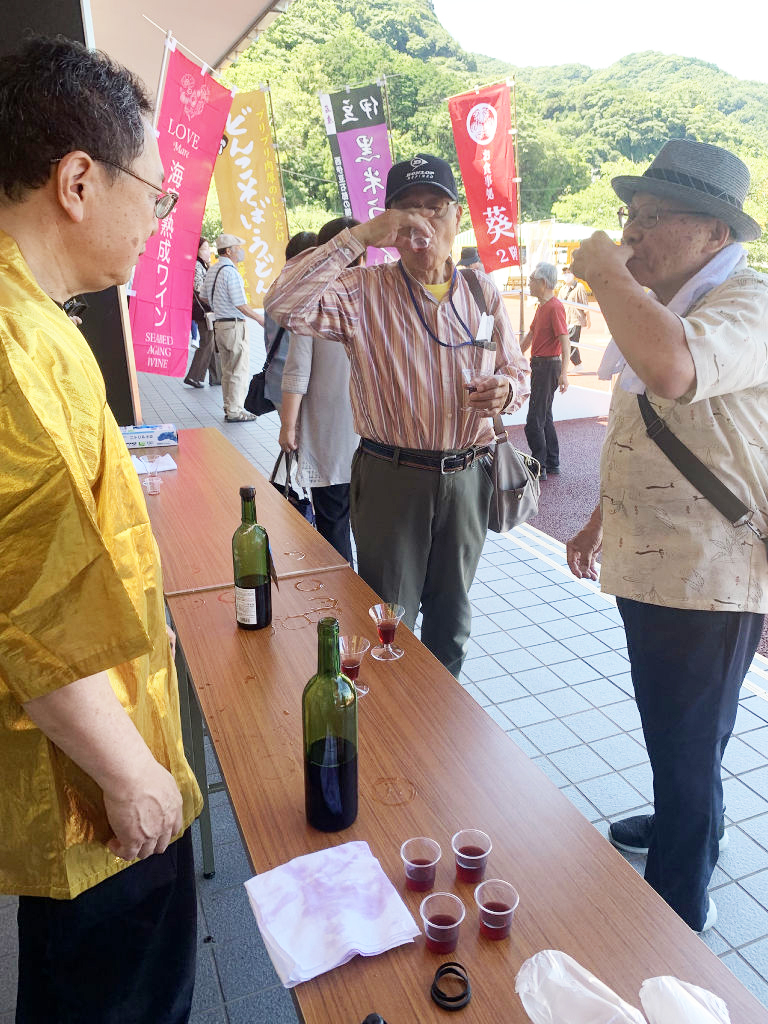 ワインの飲み比べを楽しむ来場者＝伊豆市の土肥金山