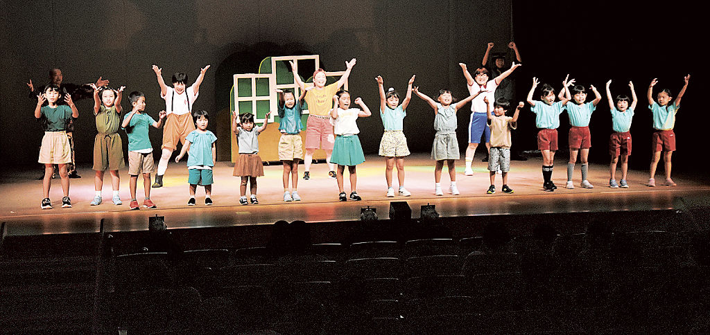 劇団員と一緒にステージ上でダンスと歌を披露する子どもたち＝御前崎市の市民会館