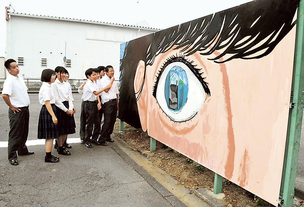 島田樟誠高の生徒が制作した壁画＝藤枝市のマジオドライバーズスクール藤枝校