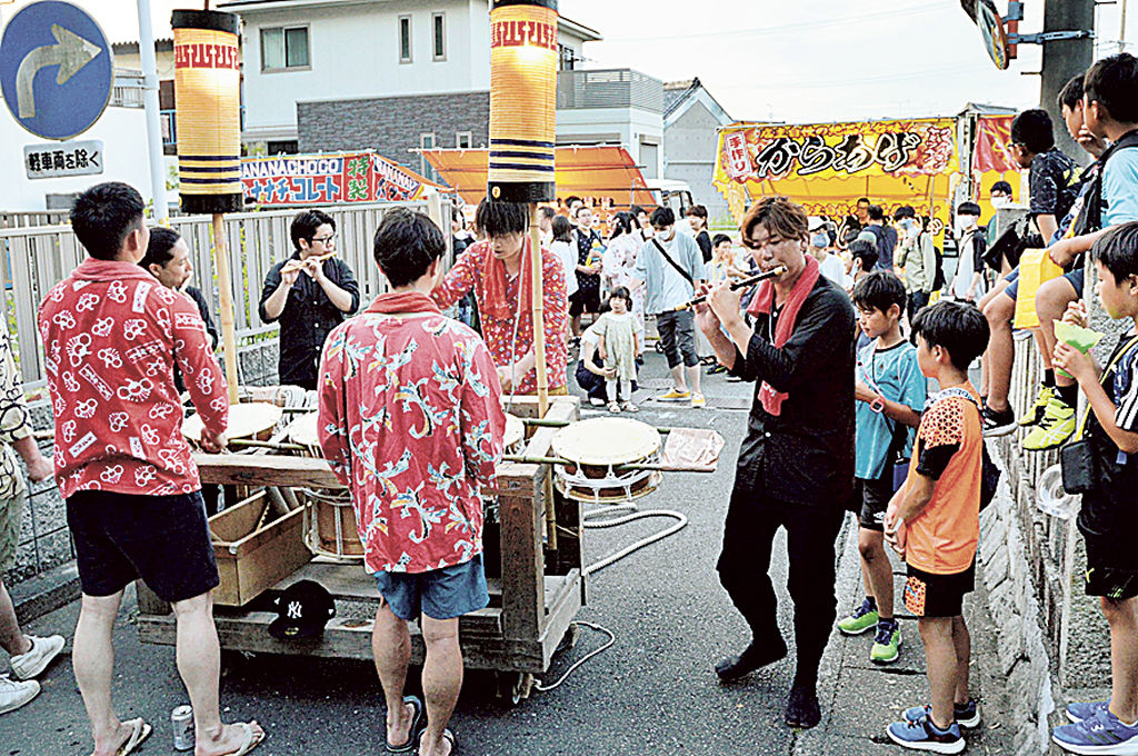 夜店が並ぶ通りで太鼓をたたく若者たち＝湖西市新居町