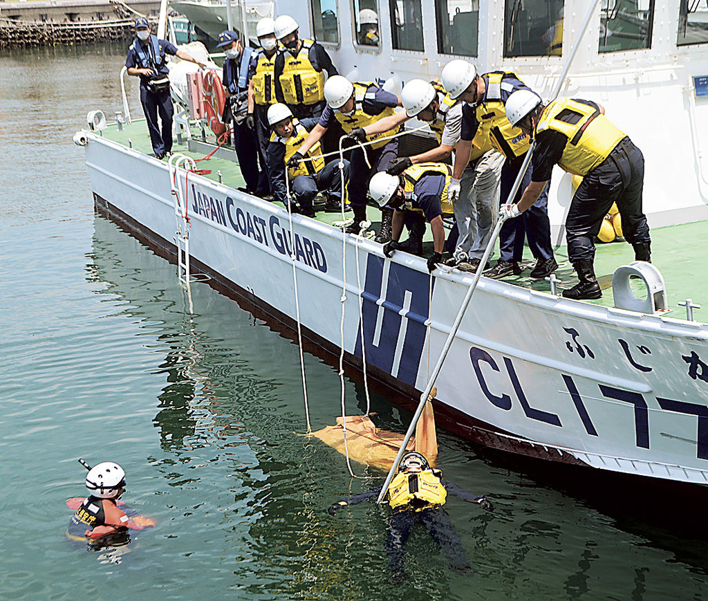 漂流者を巡視艇に揚収する訓練を行う清水海上保安部の職員ら＝清水港